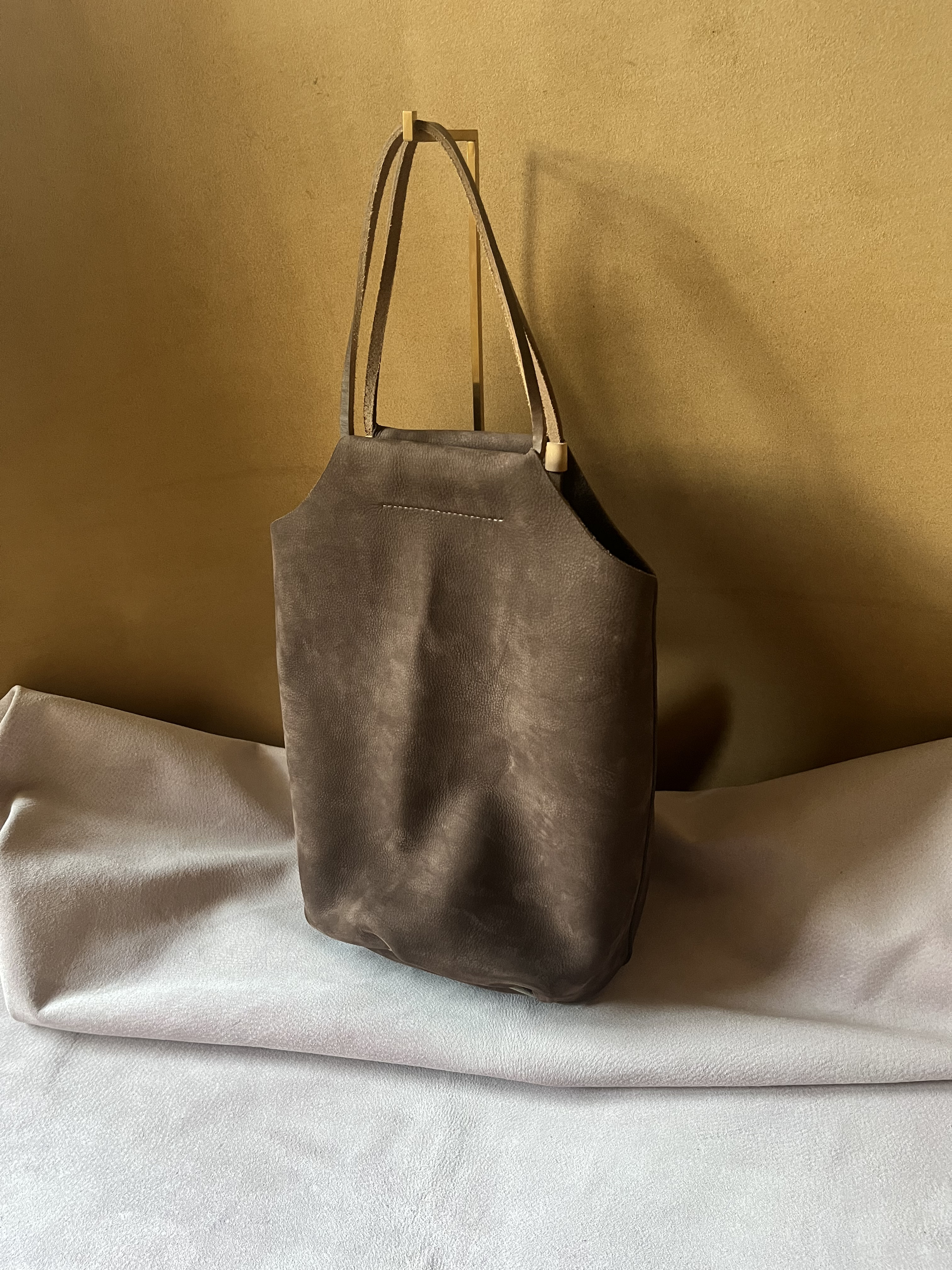 【okiyu】バルーンシェイプのレザートートバッグ　ヌバック　チョコ⑥ 8,100円