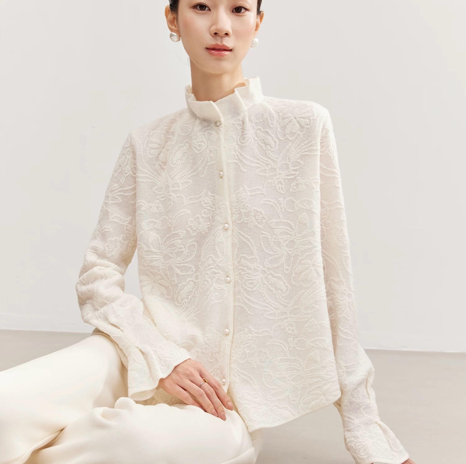 ウールの温もり　ジャガード織りウール混　フリルカラーのブラウス　ゆったりめ【冬春秋】ホワイト