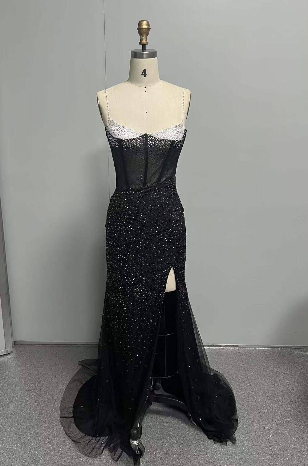 美品　憧れのドレス　カッコいいカラードレス　黒　上品　チュール　目立つ　グッリター　ビジュー　パーティードレス　大人気