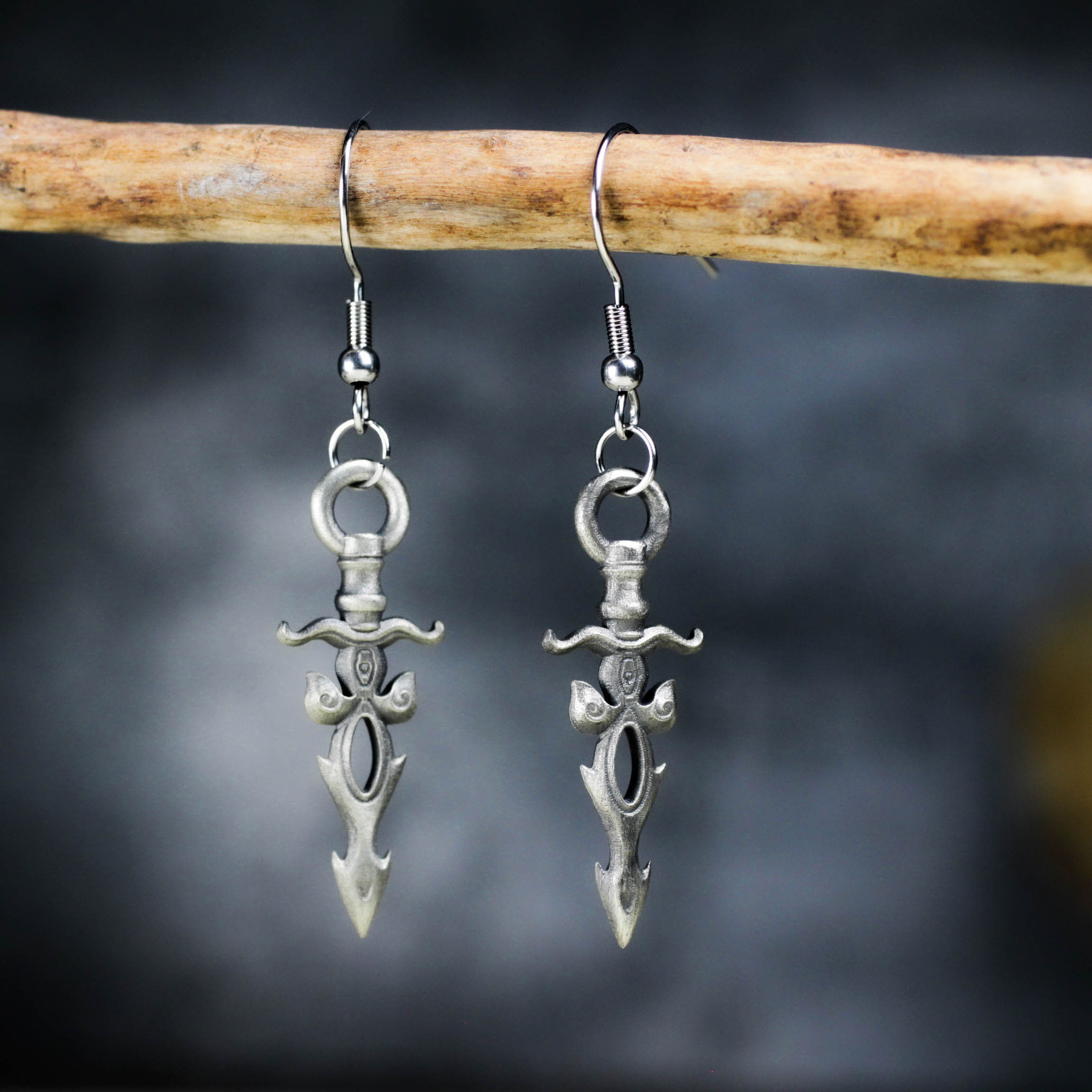 ハンドメイドゴシックダガーイヤリング - パンクやオルタナティブスタイルにぴったりのシルバートーンの剣型ダングルジュエリ