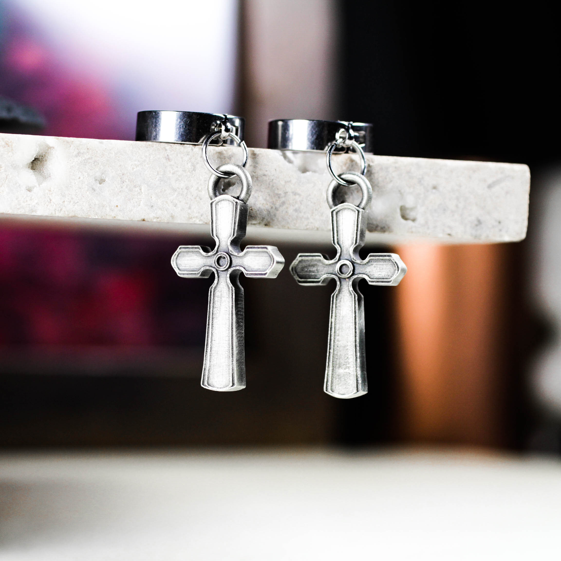 ハンドメイドゴシッククロスダングルイヤリング - オルタナティブスタイルのシルバートーン宗教パンクジュエリー