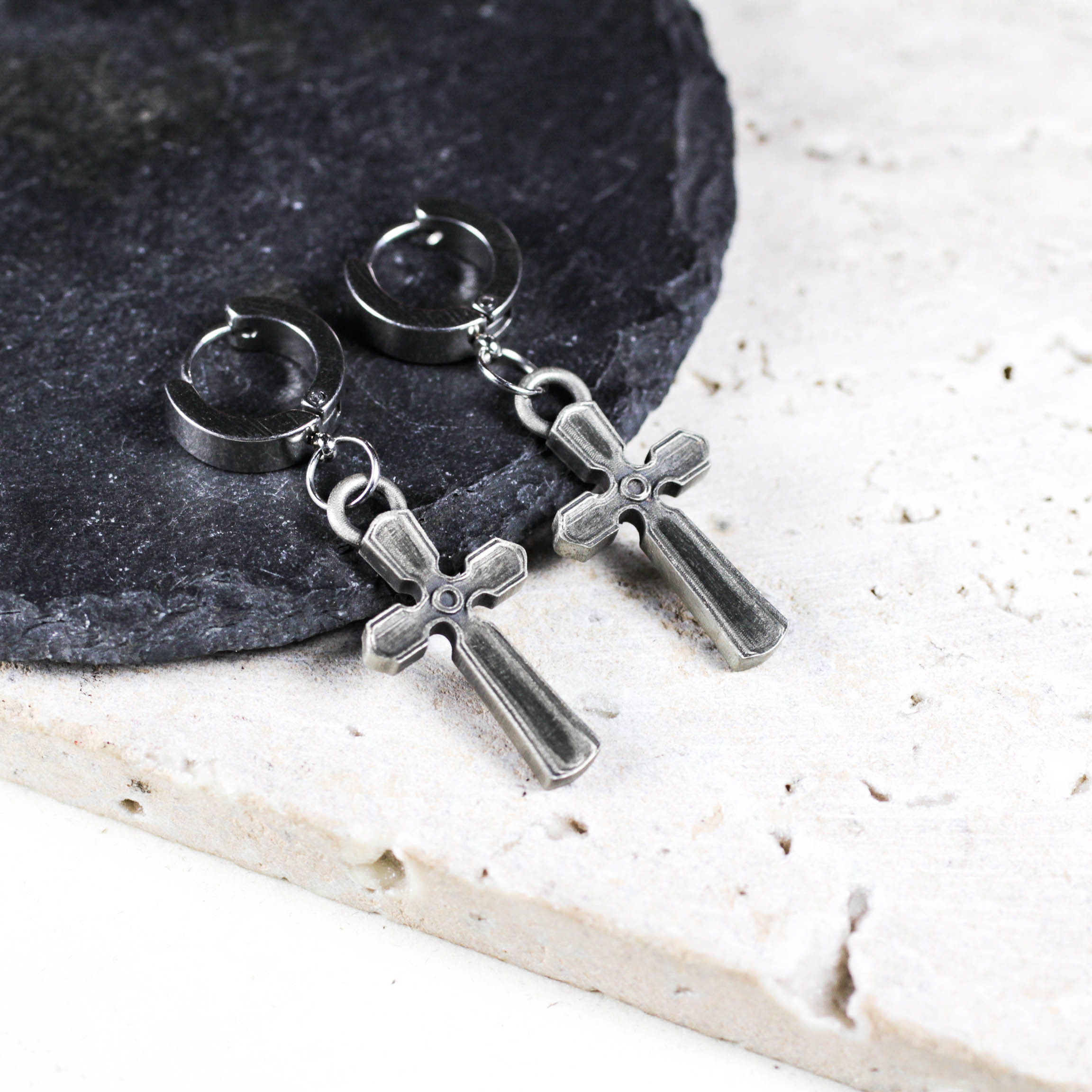 ハンドメイドゴシッククロスダングルイヤリング - オルタナティブスタイルのシルバートーン宗教パンクジュエリー