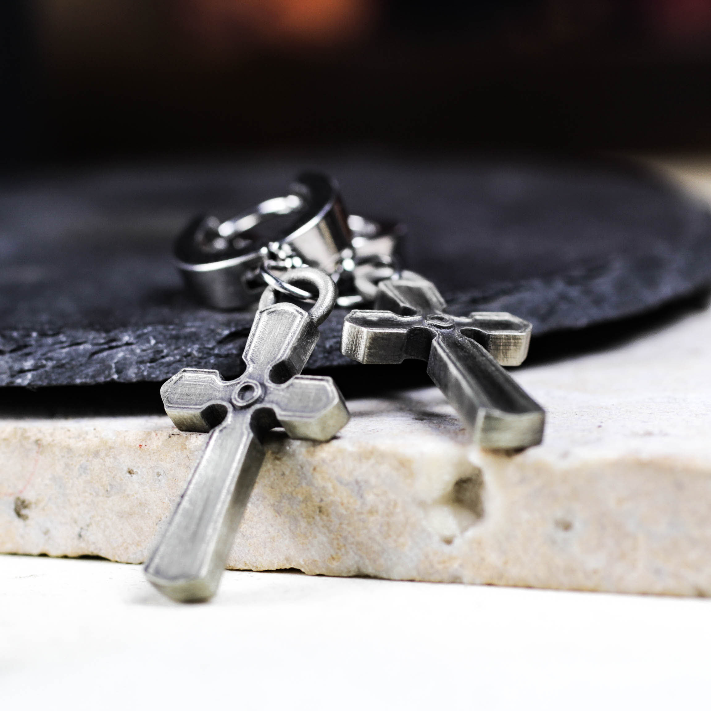 ハンドメイドゴシッククロスダングルイヤリング - オルタナティブスタイルのシルバートーン宗教パンクジュエリー