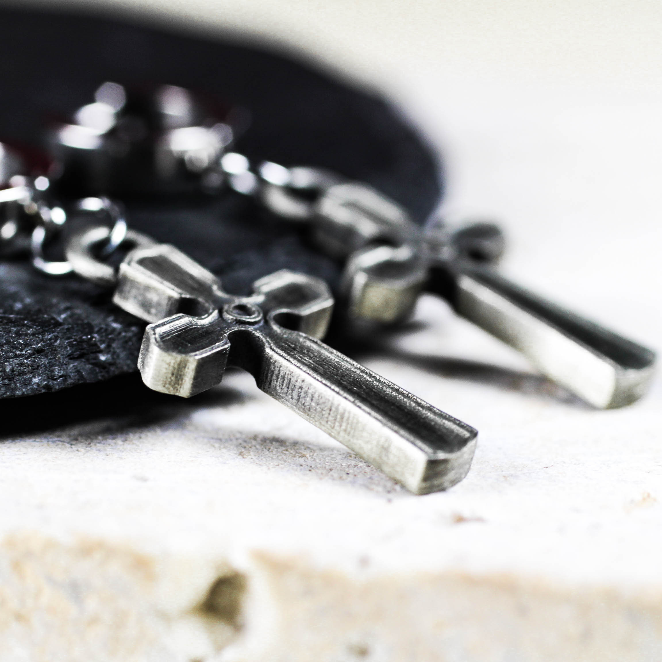 ハンドメイドゴシッククロスダングルイヤリング - オルタナティブスタイルのシルバートーン宗教パンクジュエリー