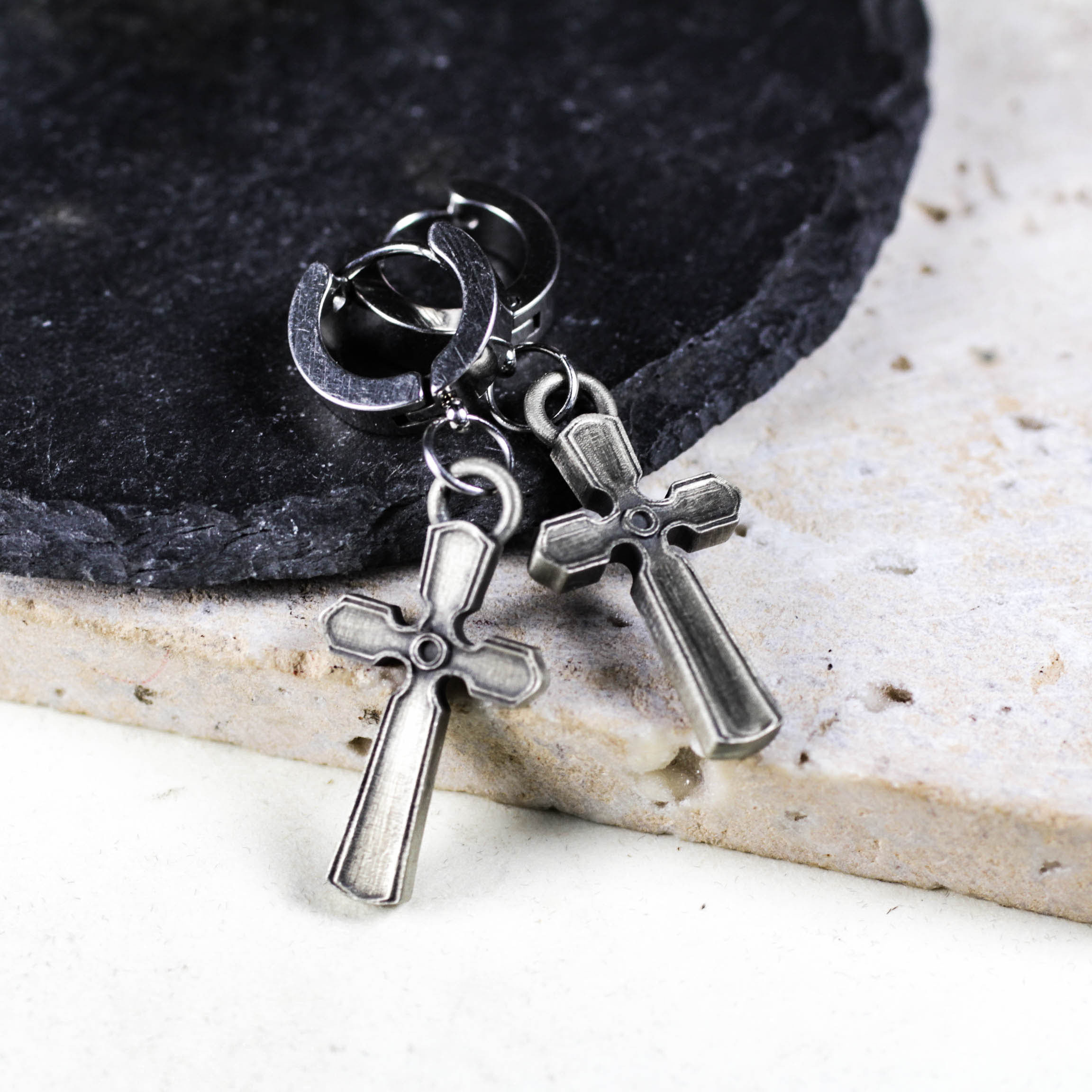 ハンドメイドゴシッククロスダングルイヤリング - オルタナティブスタイルのシルバートーン宗教パンクジュエリー