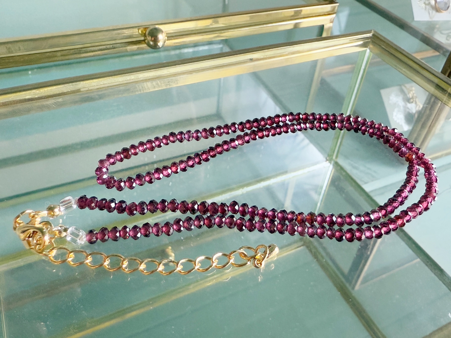 【1月の誕生石】深紅の輝きが首元に寄り添うガーネット・ネックレス