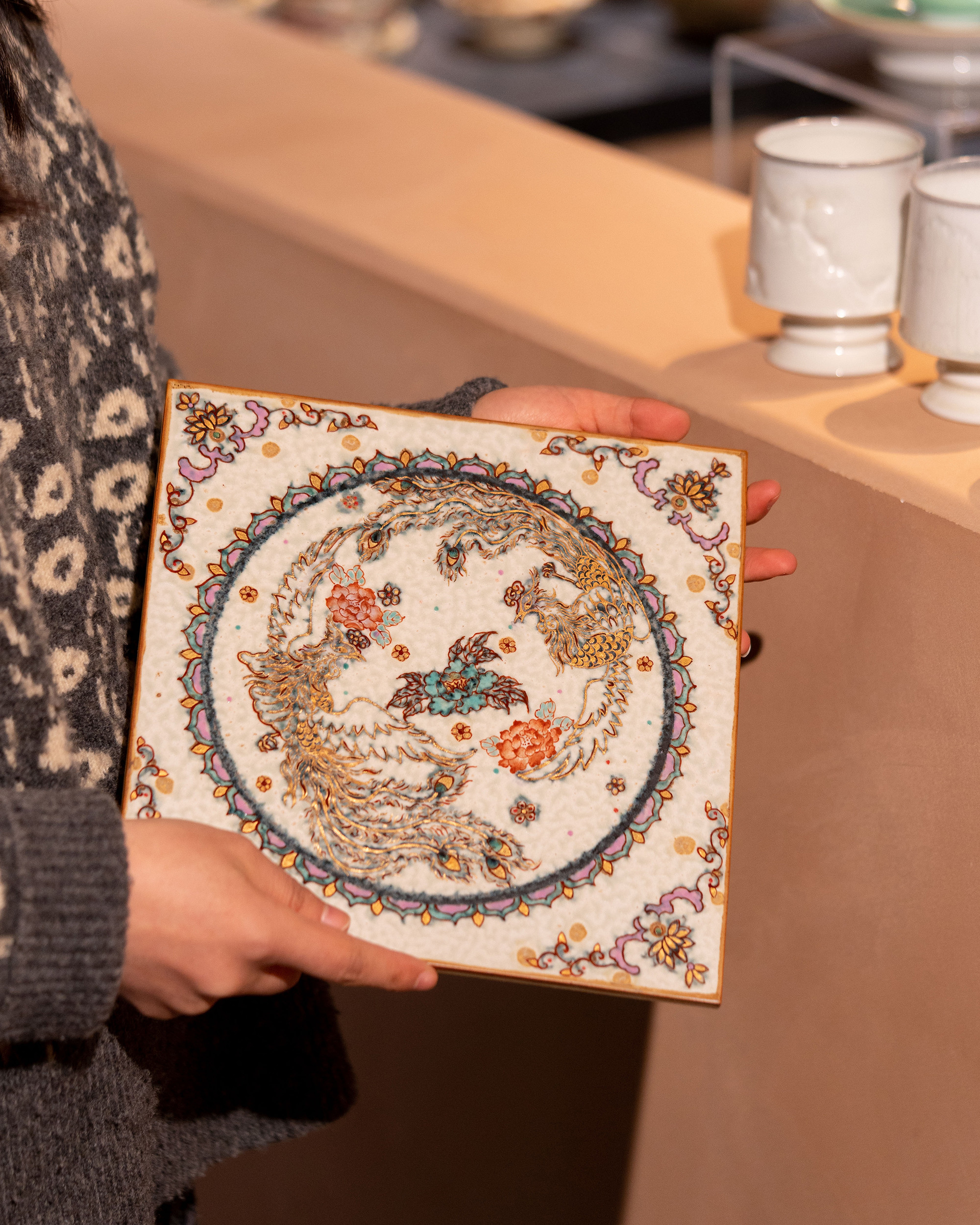 詩瓷集 景徳鎮手描き・染付金彩「鳳凰と花」四方茶盤 | 飾り皿・陶板画 | 伝統工芸 | 23cm
