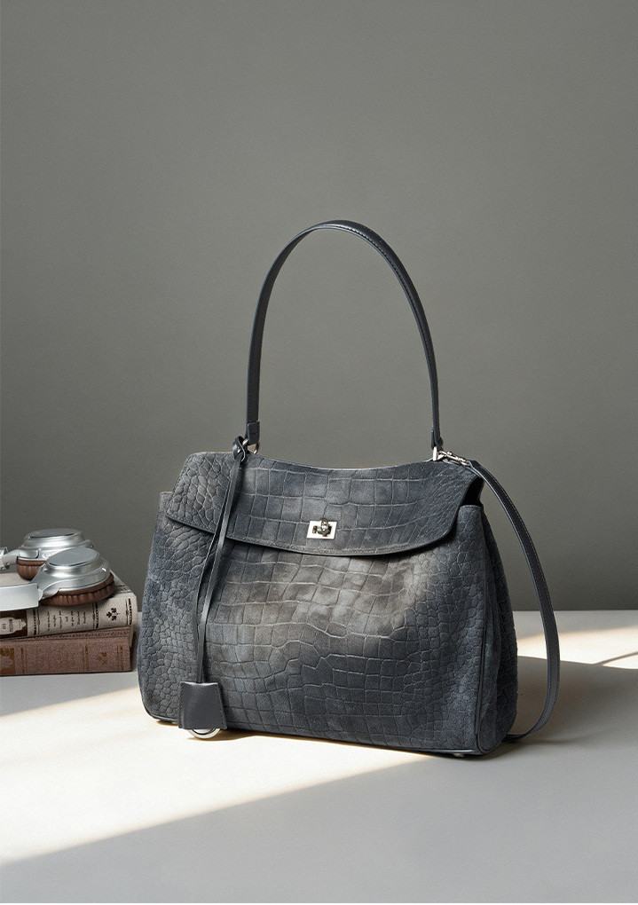 上質スエード｜大容量レディーストートバッグ  通勤にも使いやすい、洗練された大人のシンプルデザイン