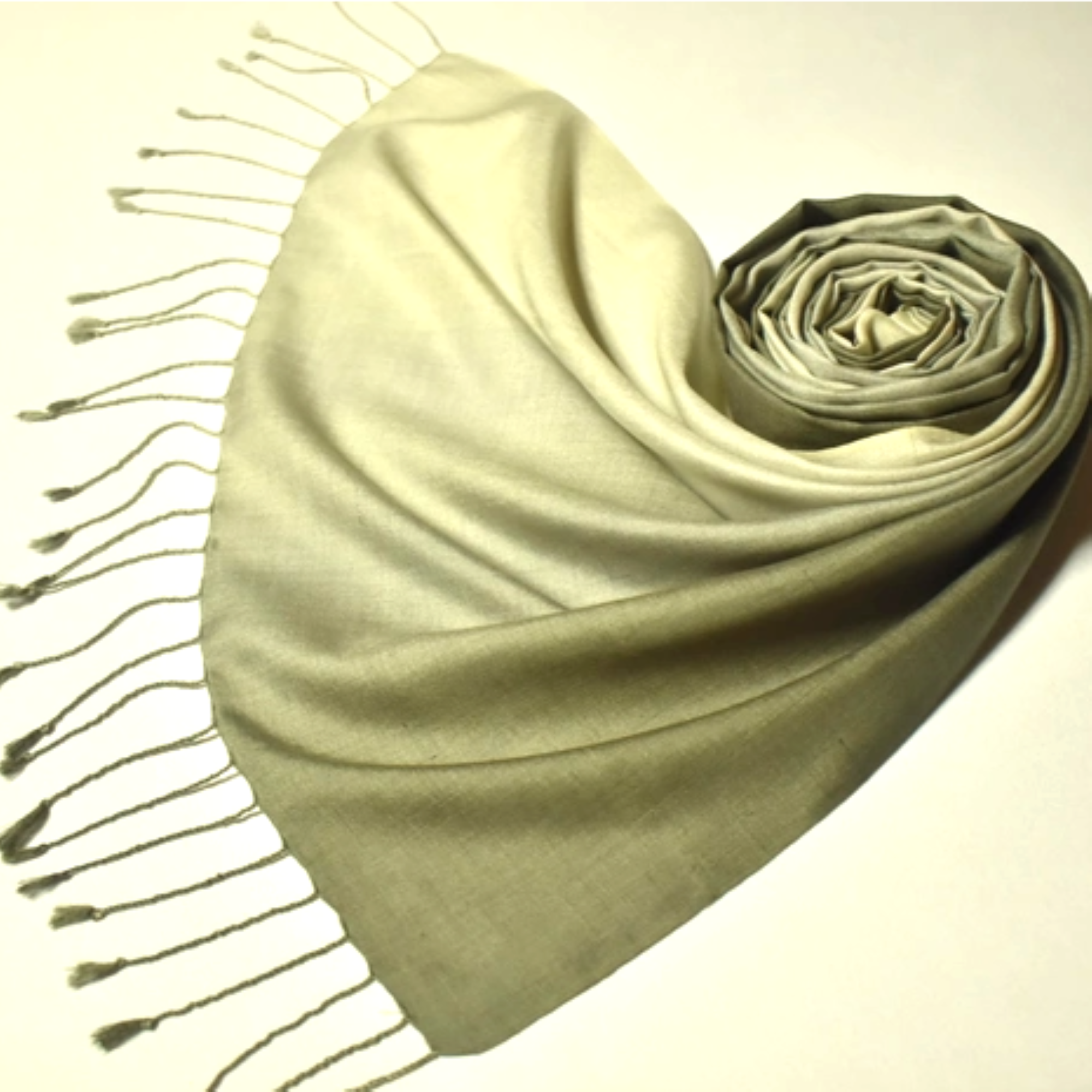 新作②「色が変化する麴塵染」艶やかで滑らかなシルクストール