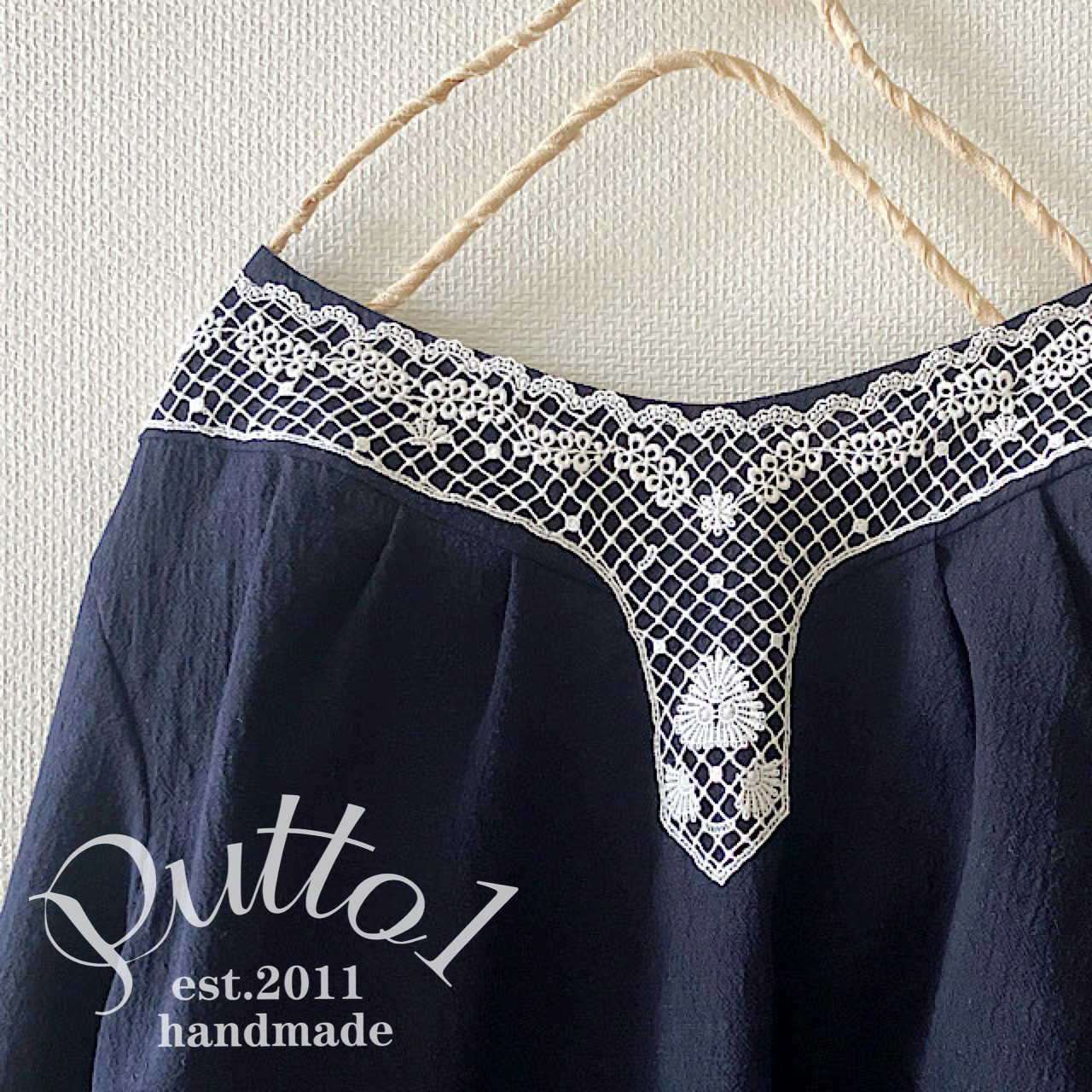 7着限定【受注生産】ネイビーのヴィンテージソフト加工コットンリネン，ヨークレース　タックブラウス　長袖