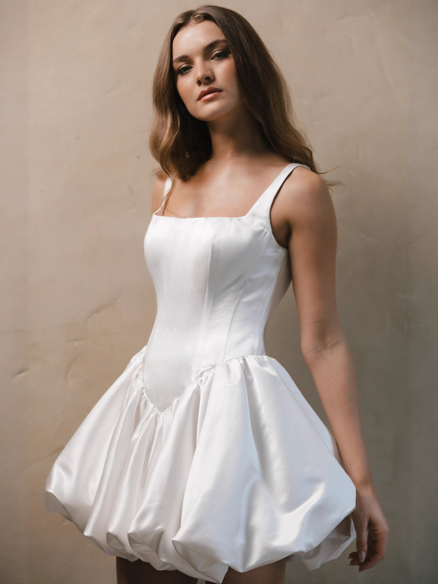 高級感 白 サテン ふわふわ ショート丈 ウェディングドレス シンプル 花嫁 披露宴 演奏会 前撮り HL1139