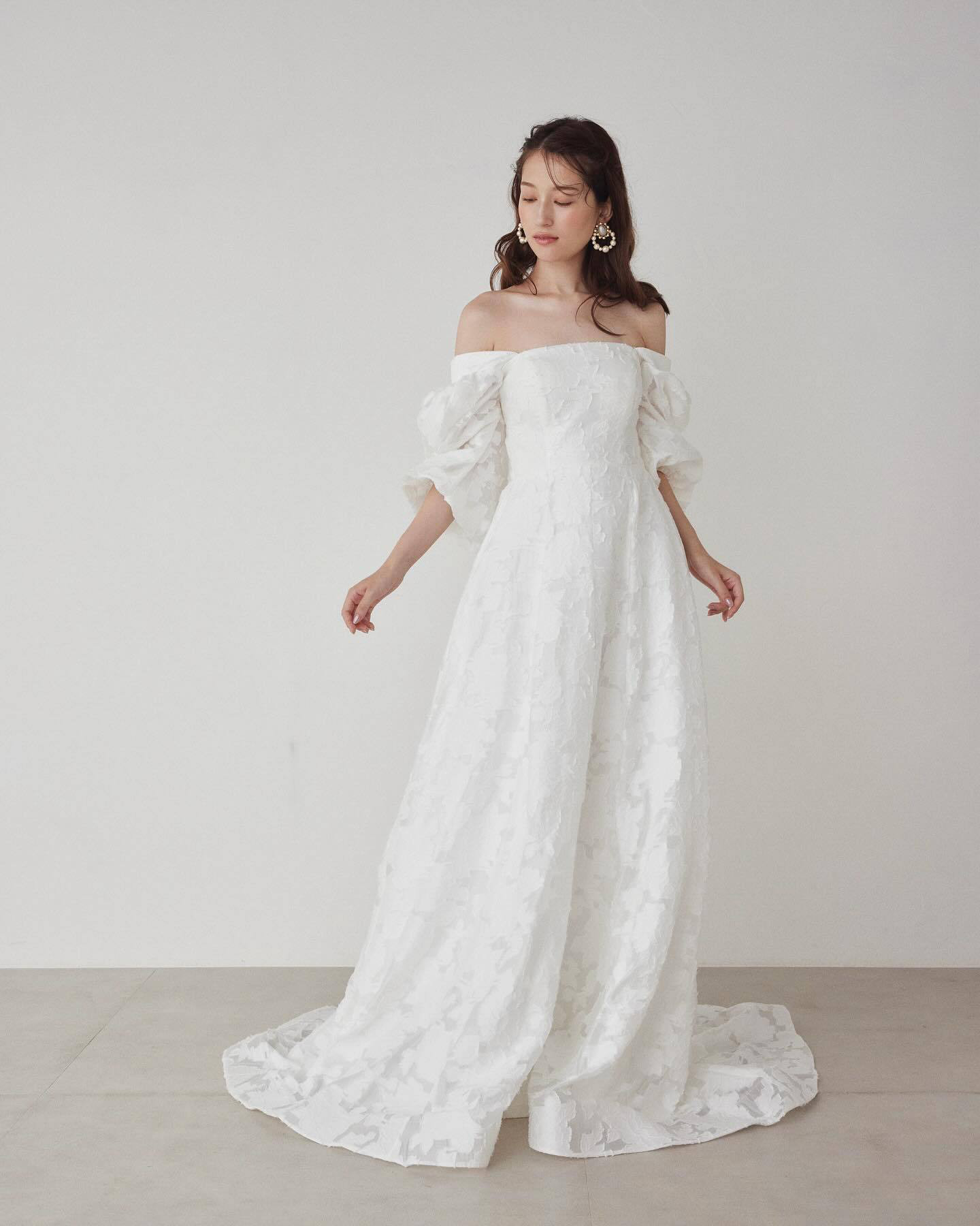 高級感 白 レース パフスリーブ オフショルダー ウェディングドレス 韓国風 花嫁 披露宴 演奏会 前撮り HL1140