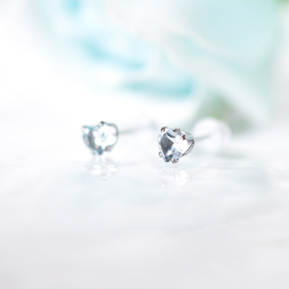 【天然石スカイブルートパーズのハートピアス】水色/4mm/つけっぱなしOK/サージカルステンレス 2枚目の画像