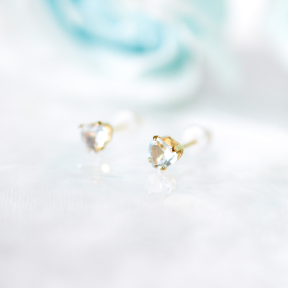 【天然石スカイブルートパーズのハートピアス】水色/4mm/つけっぱなしOK/サージカルステンレス 4枚目の画像