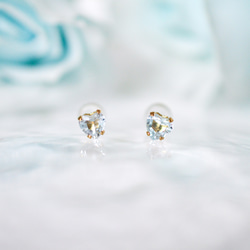 【天然石スカイブルートパーズのハートピアス】水色/4mm/つけっぱなしOK/サージカルステンレス 3枚目の画像