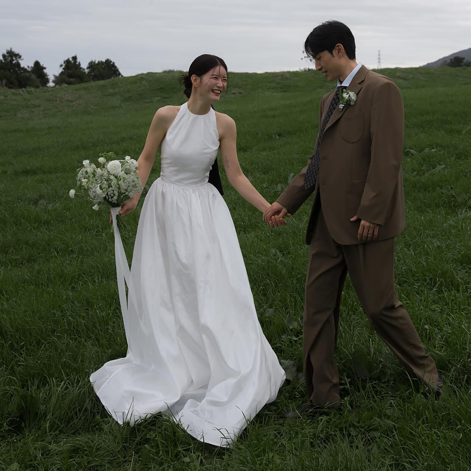 高級感 白 タフタ ノースリーブ ウェディングドレス シンプル 韓国風 花嫁 披露宴 演奏会 前撮り HL1142