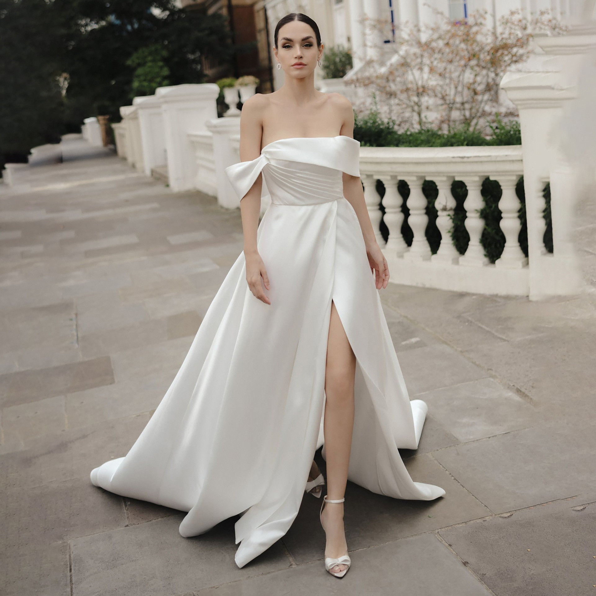 高級感 白 サテン オフショルダー 裾引き ウェディングドレス シンプル 花嫁 披露宴 演奏会 前撮り HL1143