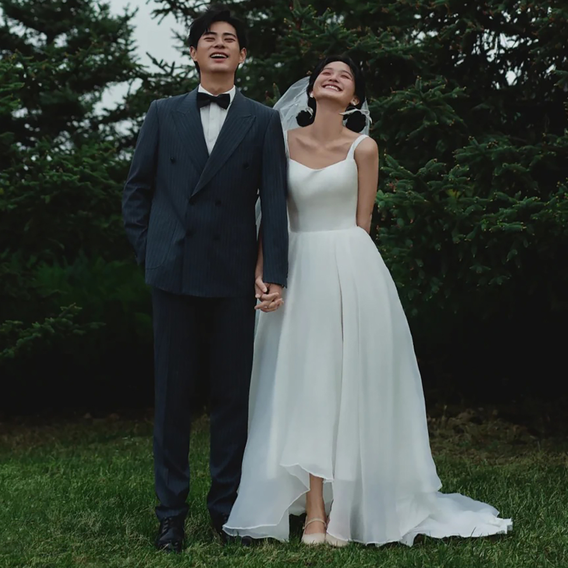 高級感 白 ノースリーブ 裾引き ウェディングドレス シンプル 花嫁 披露宴 演奏会 前撮り HL1145