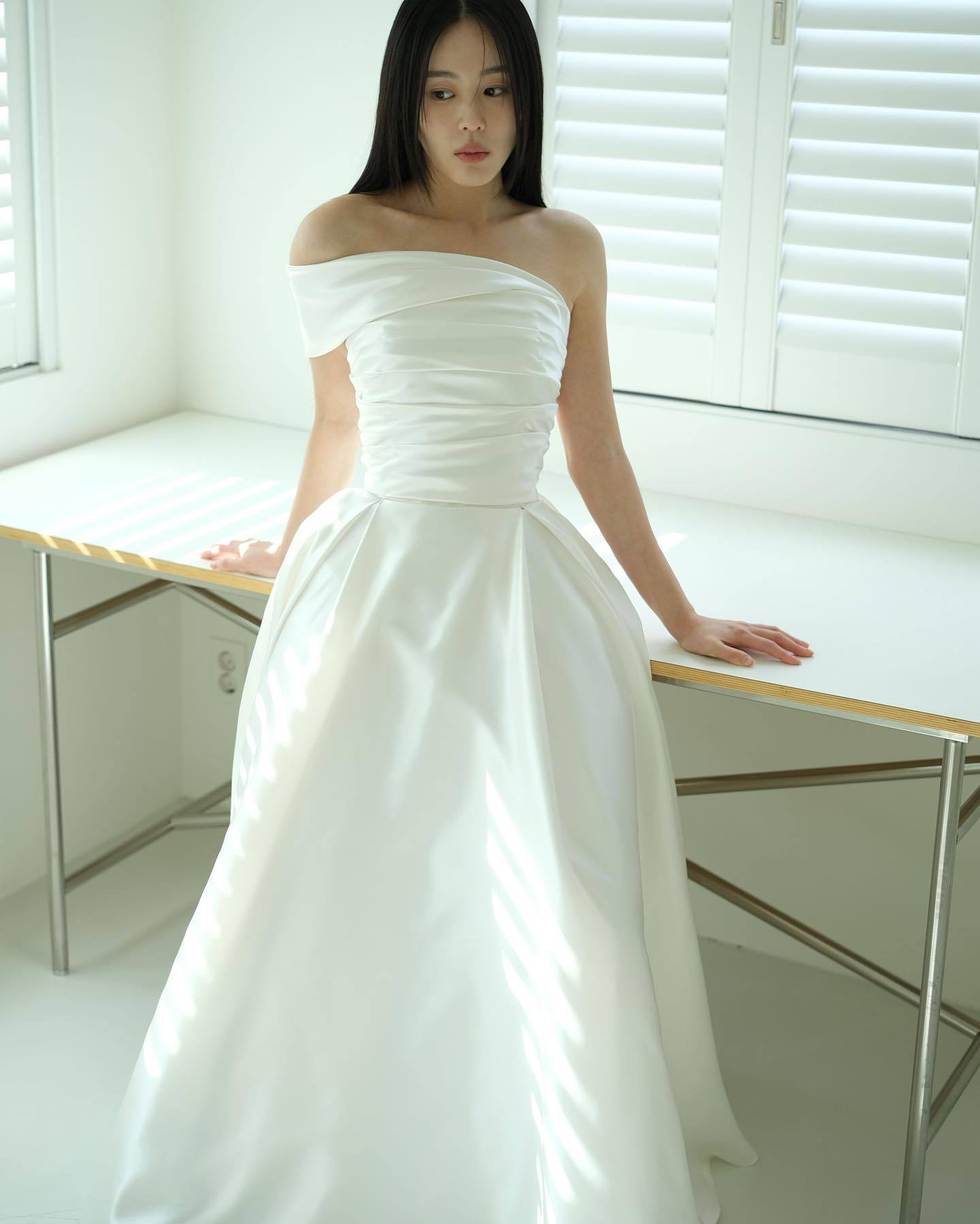 高級感 白 サテン オフショルダー 裾引き ウェディングドレス シンプル 花嫁 披露宴 演奏会 前撮り HL1146