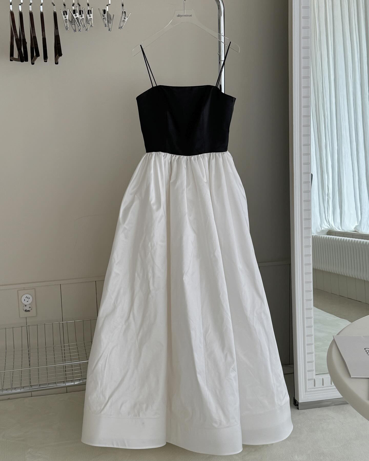 高級感 白黒の配色 タフタ ノースリーブ ウェディングドレス シンプル 花嫁 披露宴 演奏会 前撮り HL1153