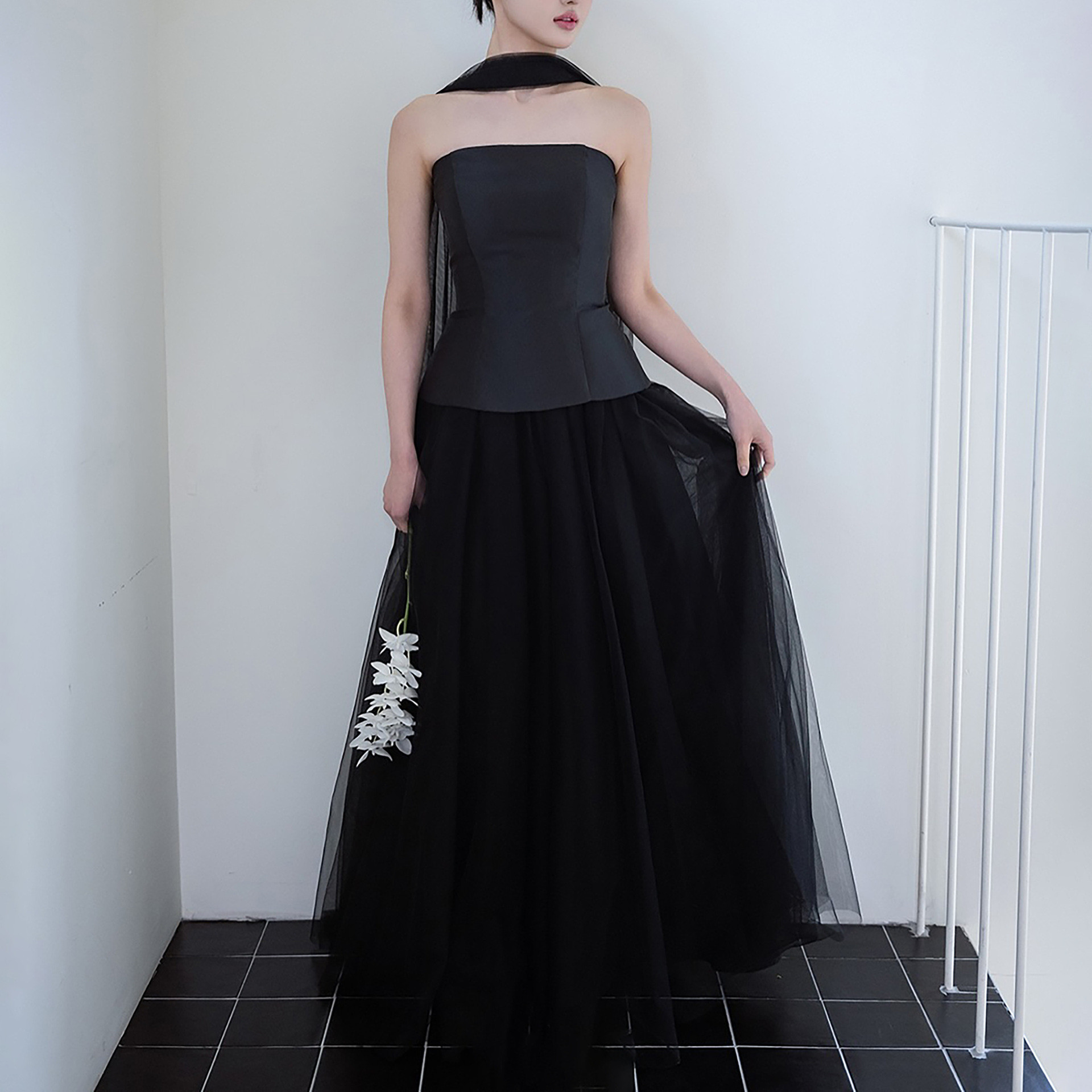 高級感 白黒 サテン オフショルダー ふわふわ ウェディングドレス シンプル 花嫁 披露宴 演奏会 前撮り HL1154