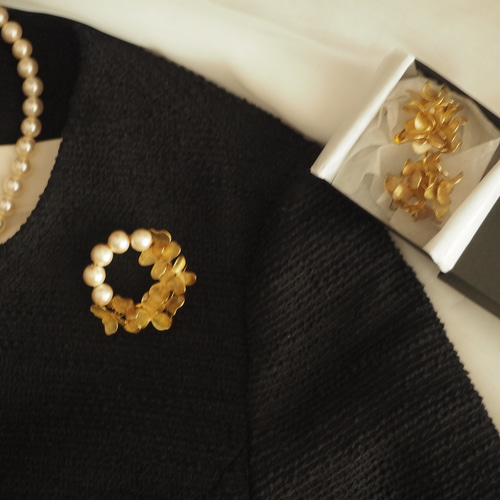 ゴールドフラワーとコットンパールのサークルブローチ B13 ブローチ