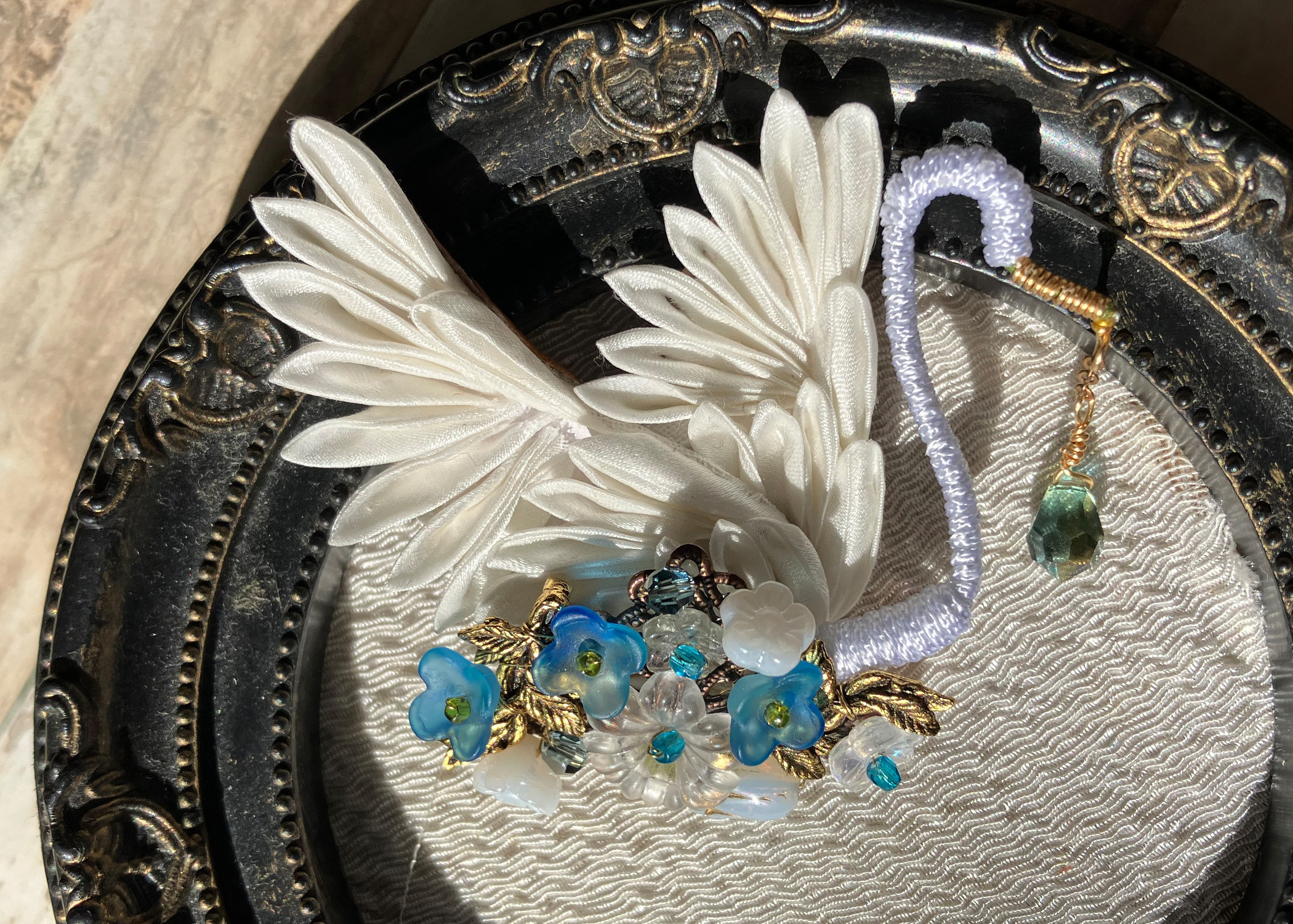 幻想標本「月光の白鳥」　　つまみ細工とガラスビーズのブローチ