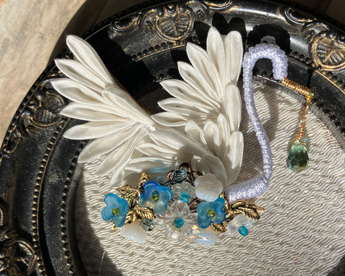 幻想標本「月光の白鳥」 つまみ細工とガラスビーズのブローチ ブローチ