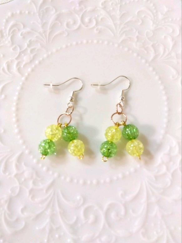 イエローグリーンさくらんぼ花火ピアス 1枚目の画像