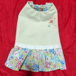 着せやすい犬服♪胸飾り付けローウエストのワンピース♪オーダーメイドで！ 1枚目の画像