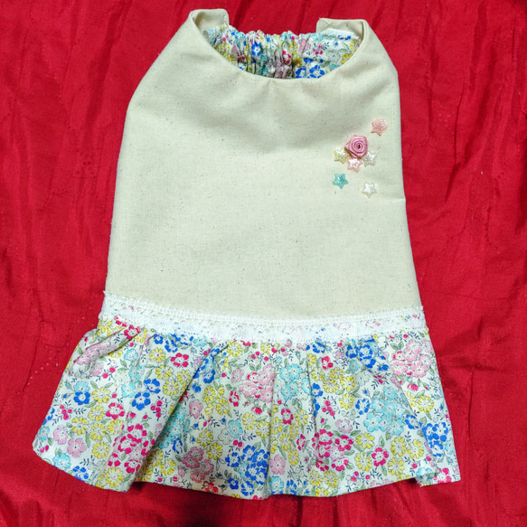 着せやすい犬服♪胸飾り付けローウエストのワンピース♪オーダーメイドで！ 1枚目の画像