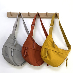 レディース ファッショナブル ナイロンバッグ 学生用 授業用 斜めがけ 大容量 ショルダーバッグ  旅行用 餃子バッグ 2枚目の画像