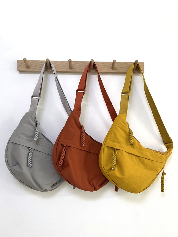 レディース ファッショナブル ナイロンバッグ 学生用 授業用 斜めがけ 大容量 ショルダーバッグ  旅行用 餃子バッグ 2枚目の画像