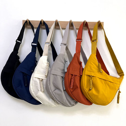 レディース ファッショナブル ナイロンバッグ 学生用 授業用 斜めがけ 大容量 ショルダーバッグ  旅行用 餃子バッグ 1枚目の画像