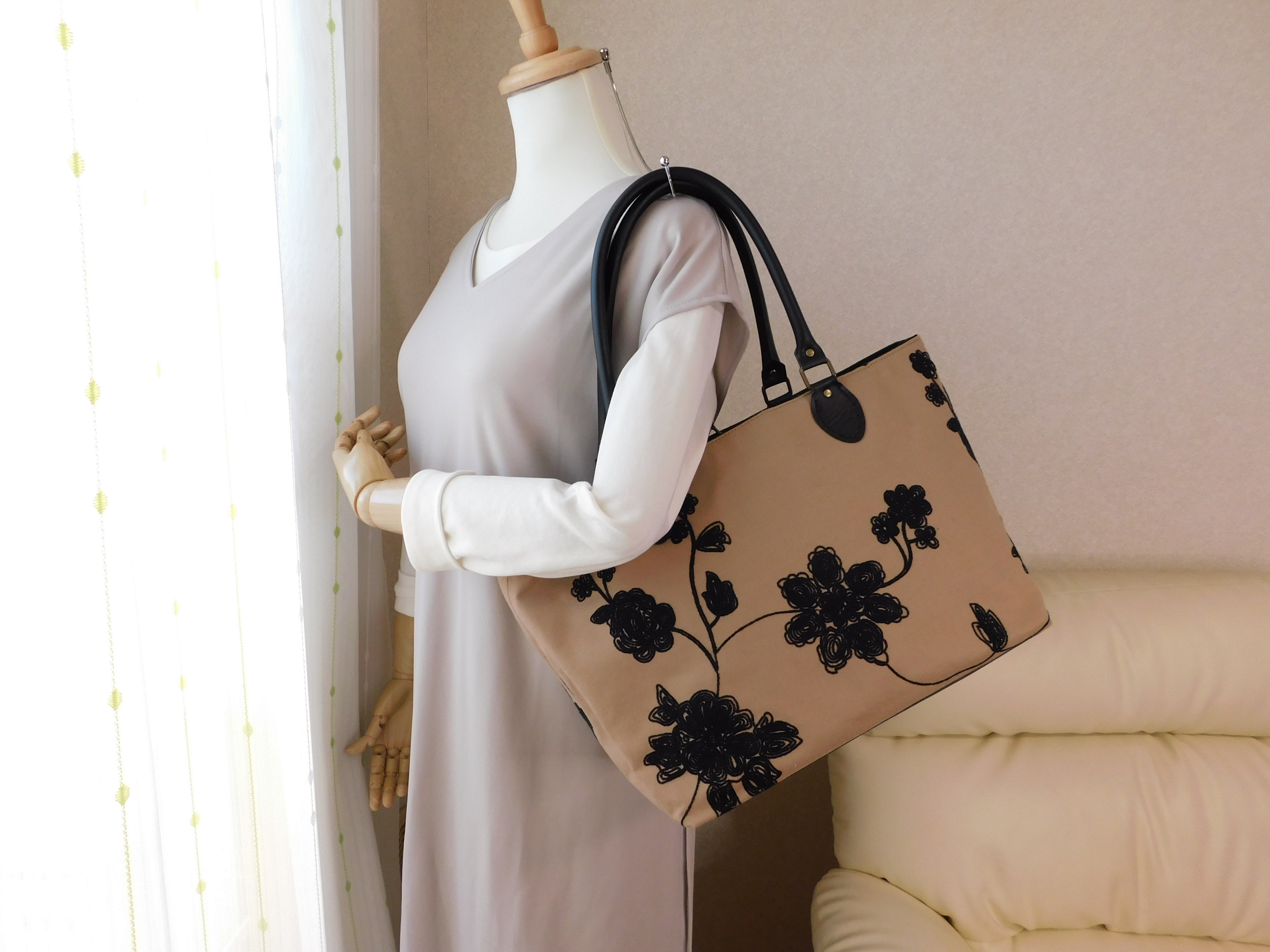 ★大サイズSP★【再販なし】黒花の刺繍　がま口トートバッグ