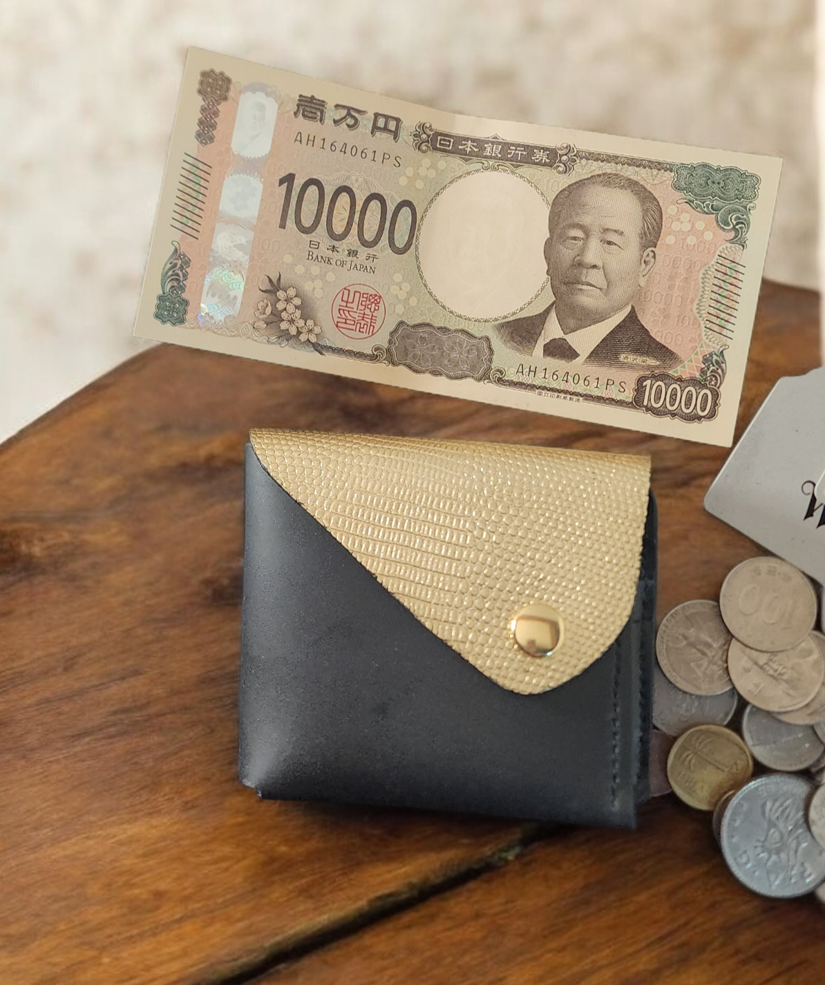 2つ折り財布　金　黒　牛革　財布