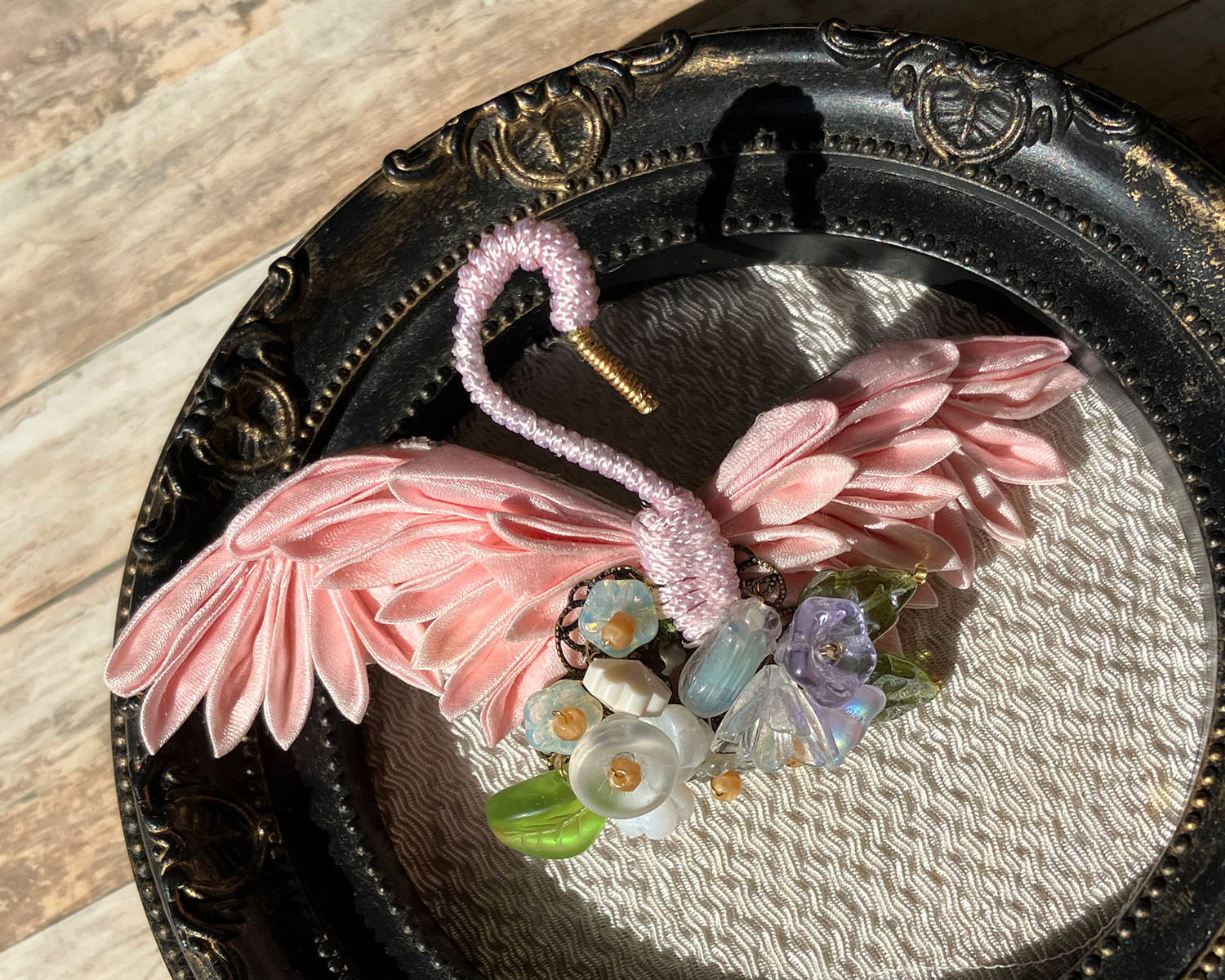 幻想標本「暁に舞う朱鷺」　つまみ細工とガラスビーズのブローチ