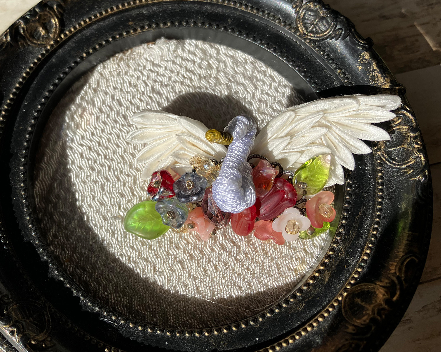 幻想標本「花庭のあひる」　つまみ細工とガラスビーズのブローチ