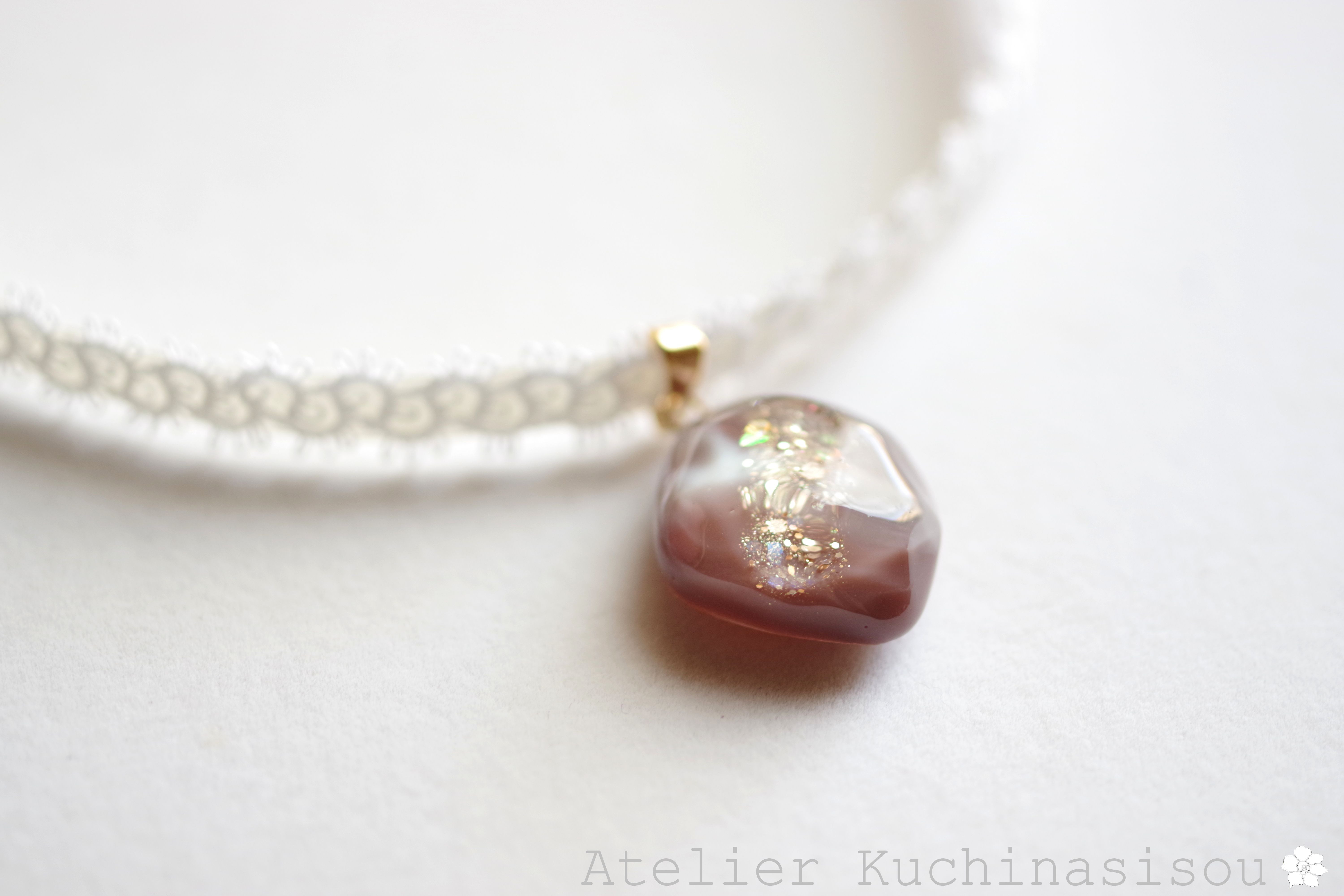 【受注製作】レジンアート　鉱物モチーフとタティングレースとサテンリボンのチョーカー〈一口チョコレート〉