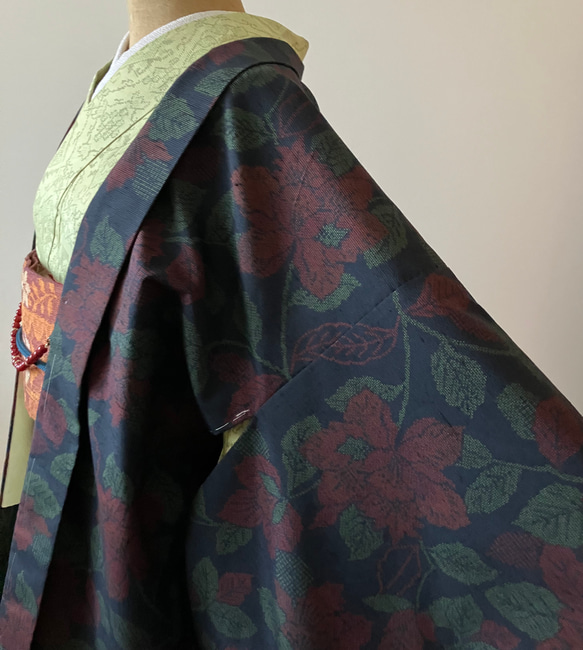 黒と赤のた紬お着物　花柄　袷 混紡 袷羽織 紬 黒地に抽象花柄 着物 さまだや 通販 20310036｜Creema