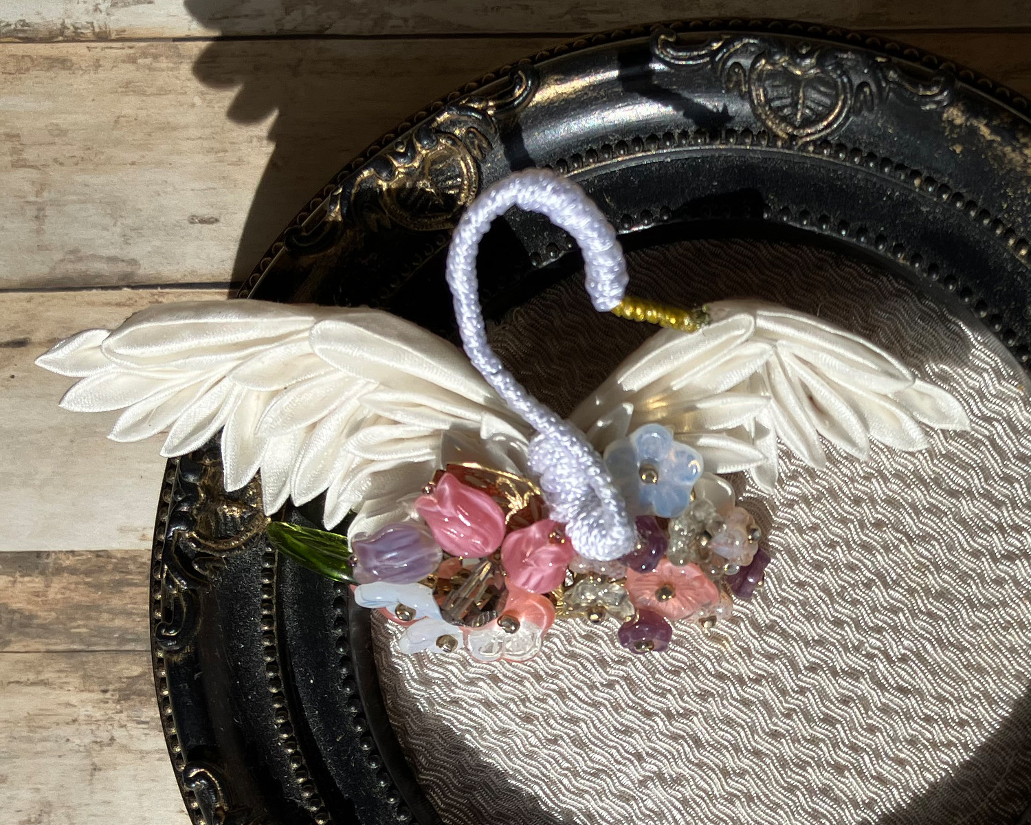 幻想標本「花雲の白鳥」　つまみ細工とガラスビーズのブローチ