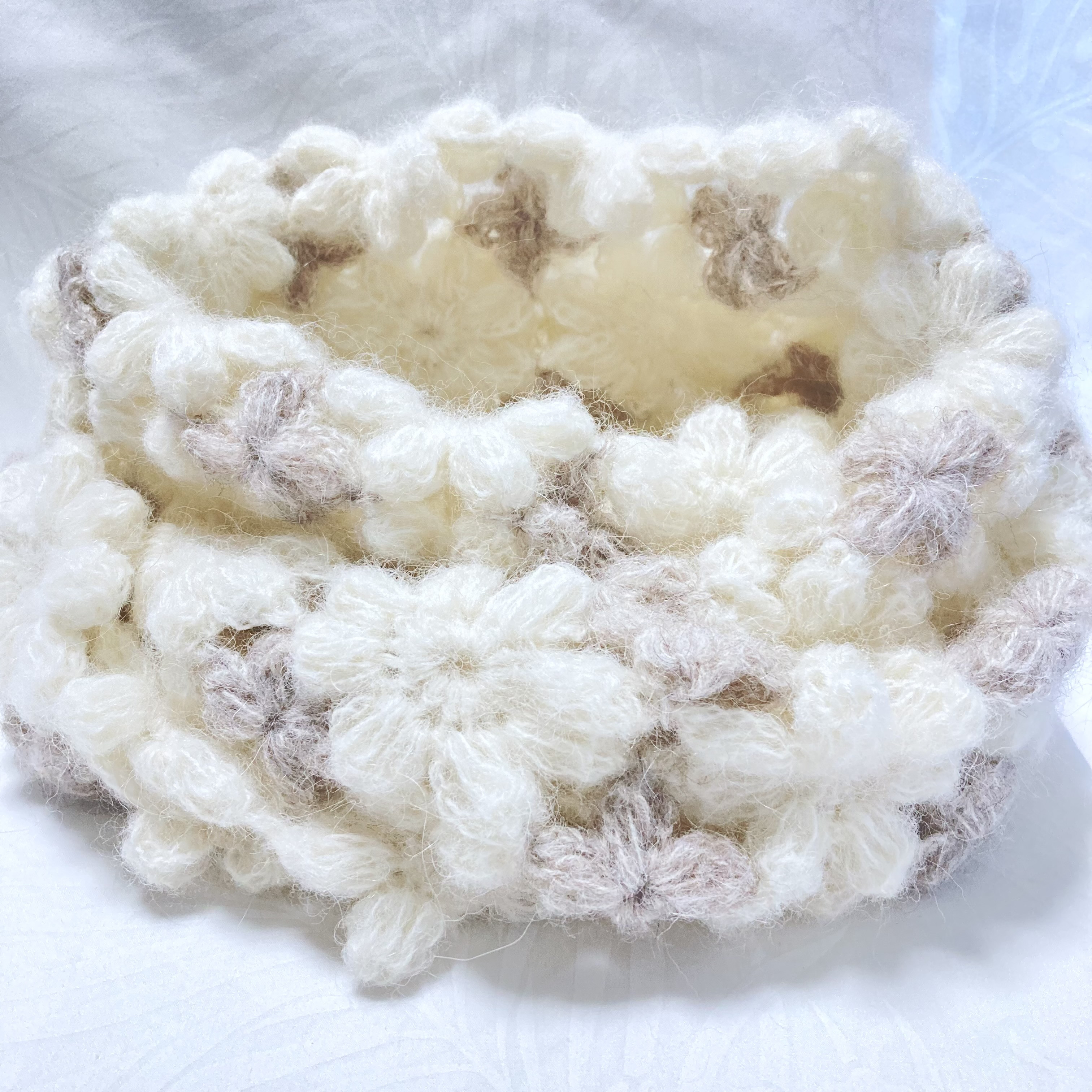 スヌード　お花モチーフ編み（お花３列）チクチクしないアルパカ75％オフホワイト×薄茶