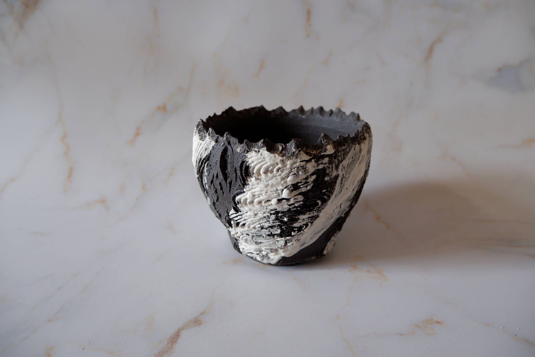 4号白化粧捻り裂紋黒鉢371　塊根植物　多肉植物　アガベ　盆栽　植木鉢　作家鉢　鉢台　沖縄