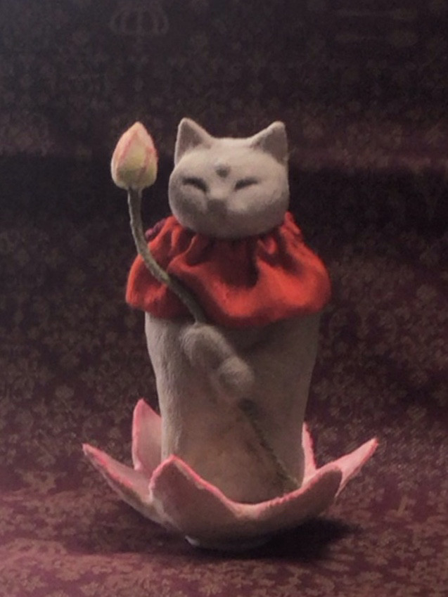 猫地蔵物語　蓮の花の上で蓮のつぼみを持つ猫地蔵様　江戸縮緬
