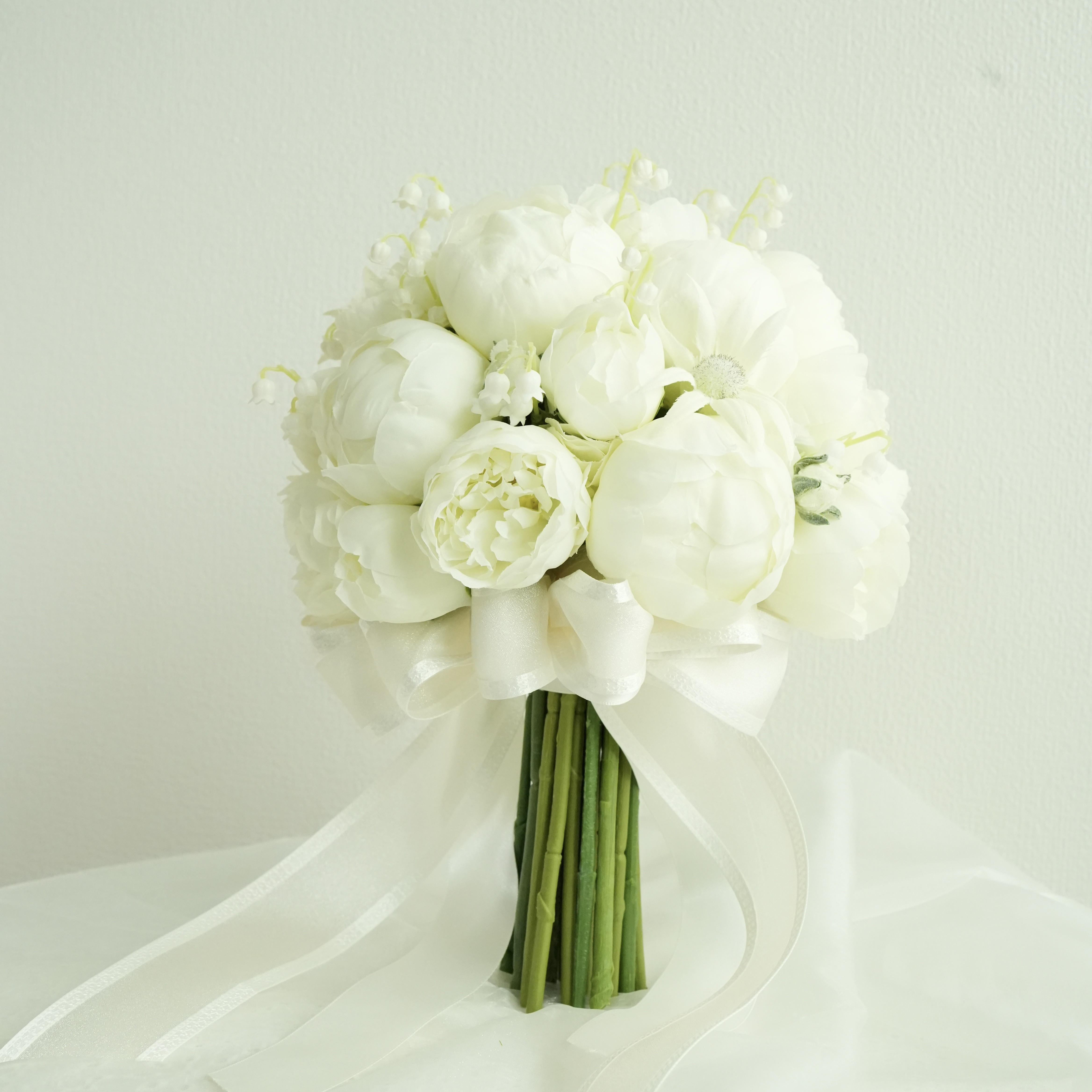 つぼみ芍薬とスズランのクラッチブーケ