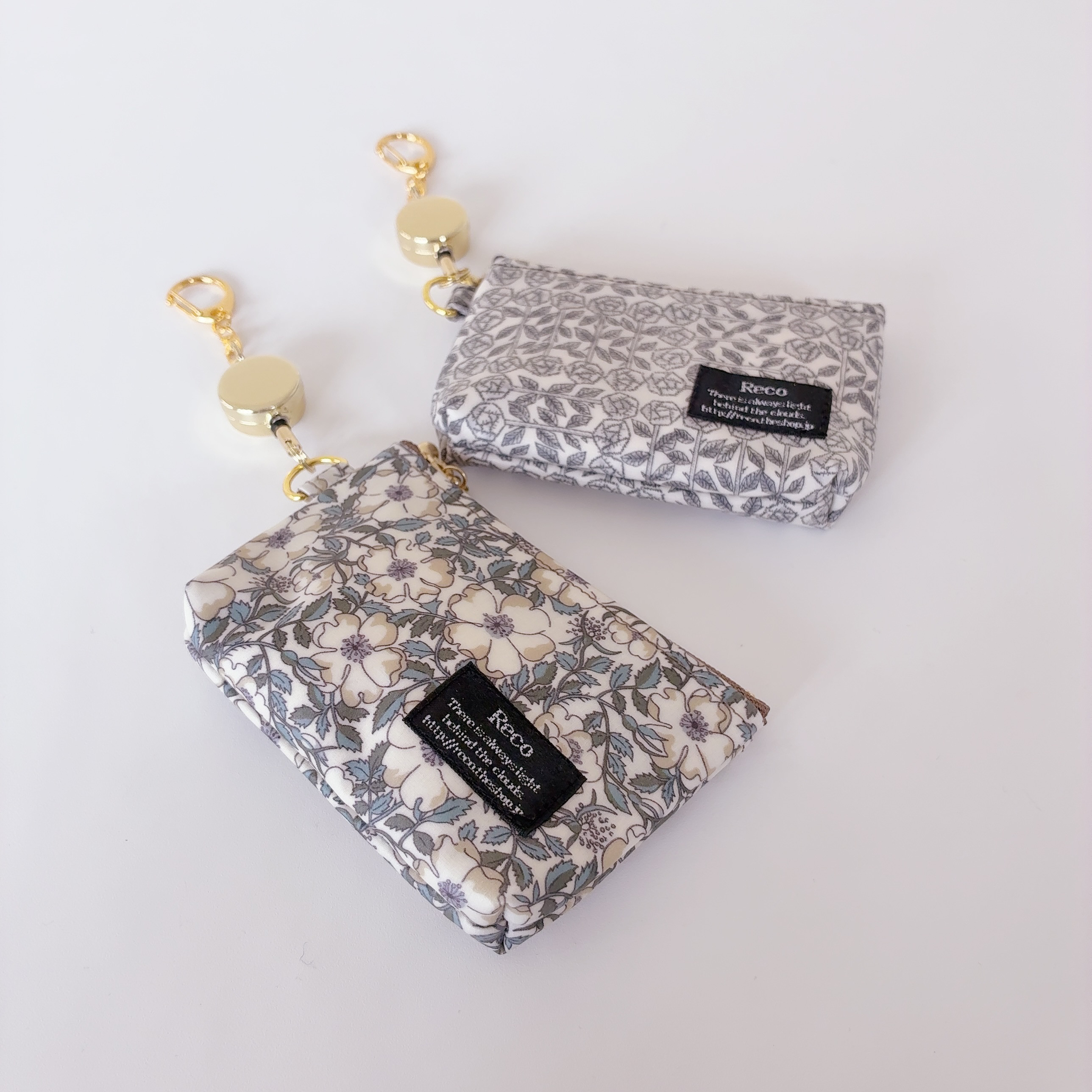 【リバティ・ラミネート】パスケース（ポケットあり）スリーピングローズ　メイモリス