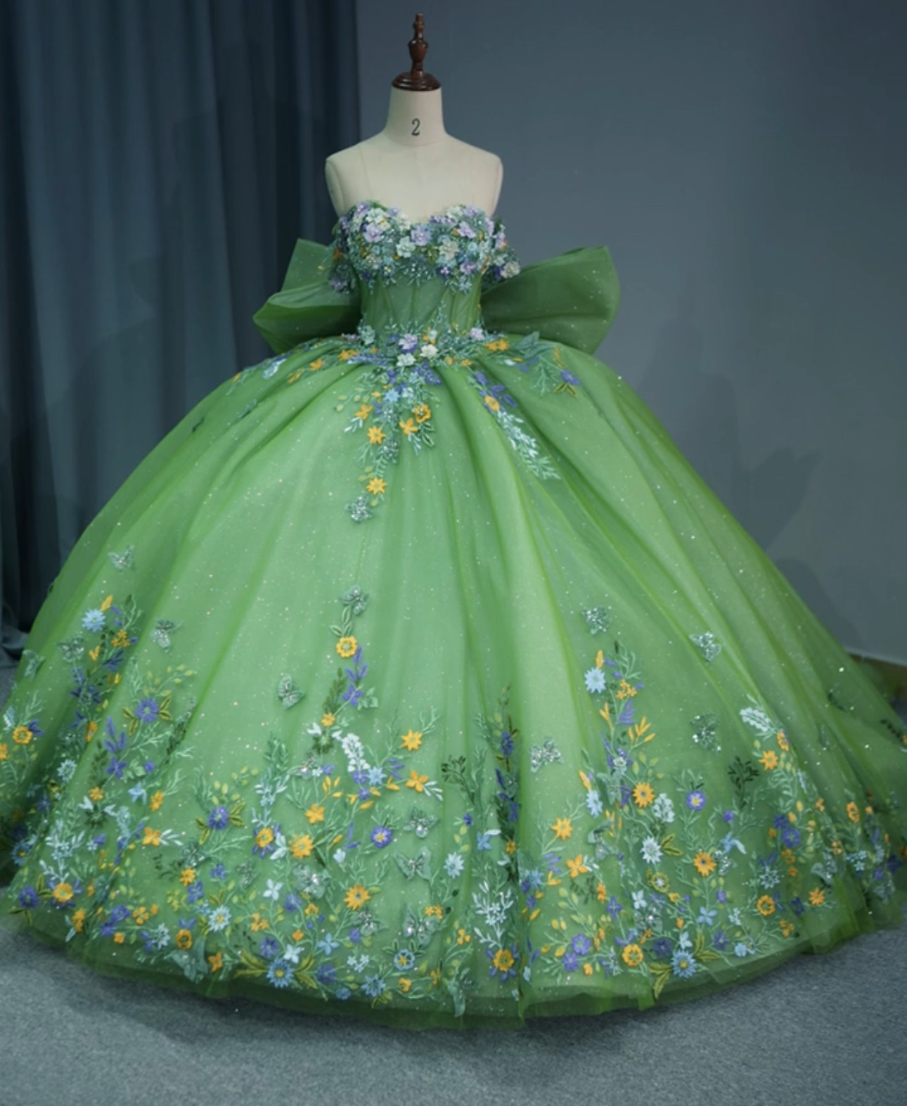 大人気　フラワー　グリーン　爽やかな　カラードレス　バックリボン　オフショルダー　可愛い　本命ドレス制作挙式衣装ステージ