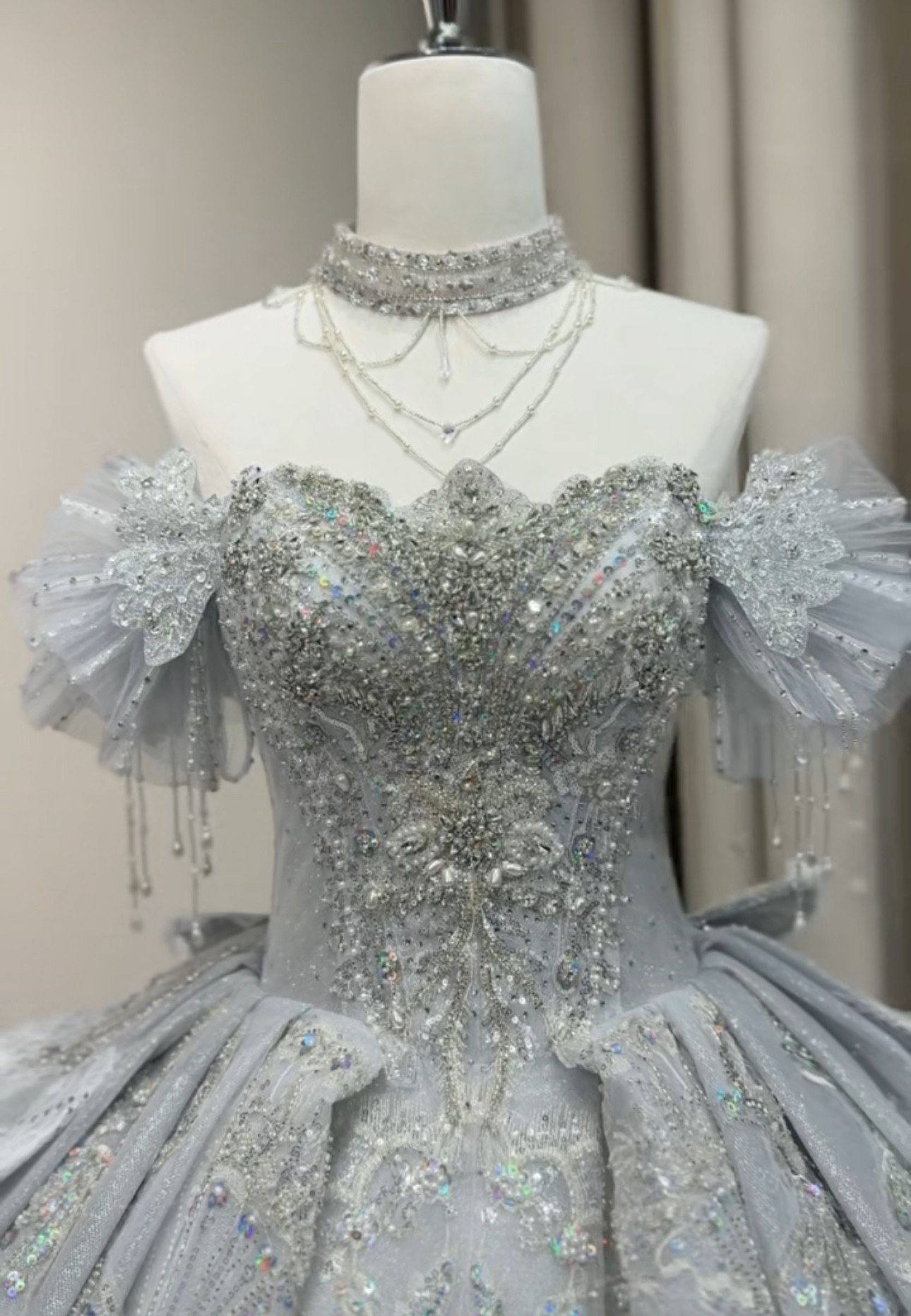 見逃さない　バックリボン　華やかな引裾　ブルーグレー　ラメ入り　ブライダル　ウェディング韓国風　ストーン　オフショルダー