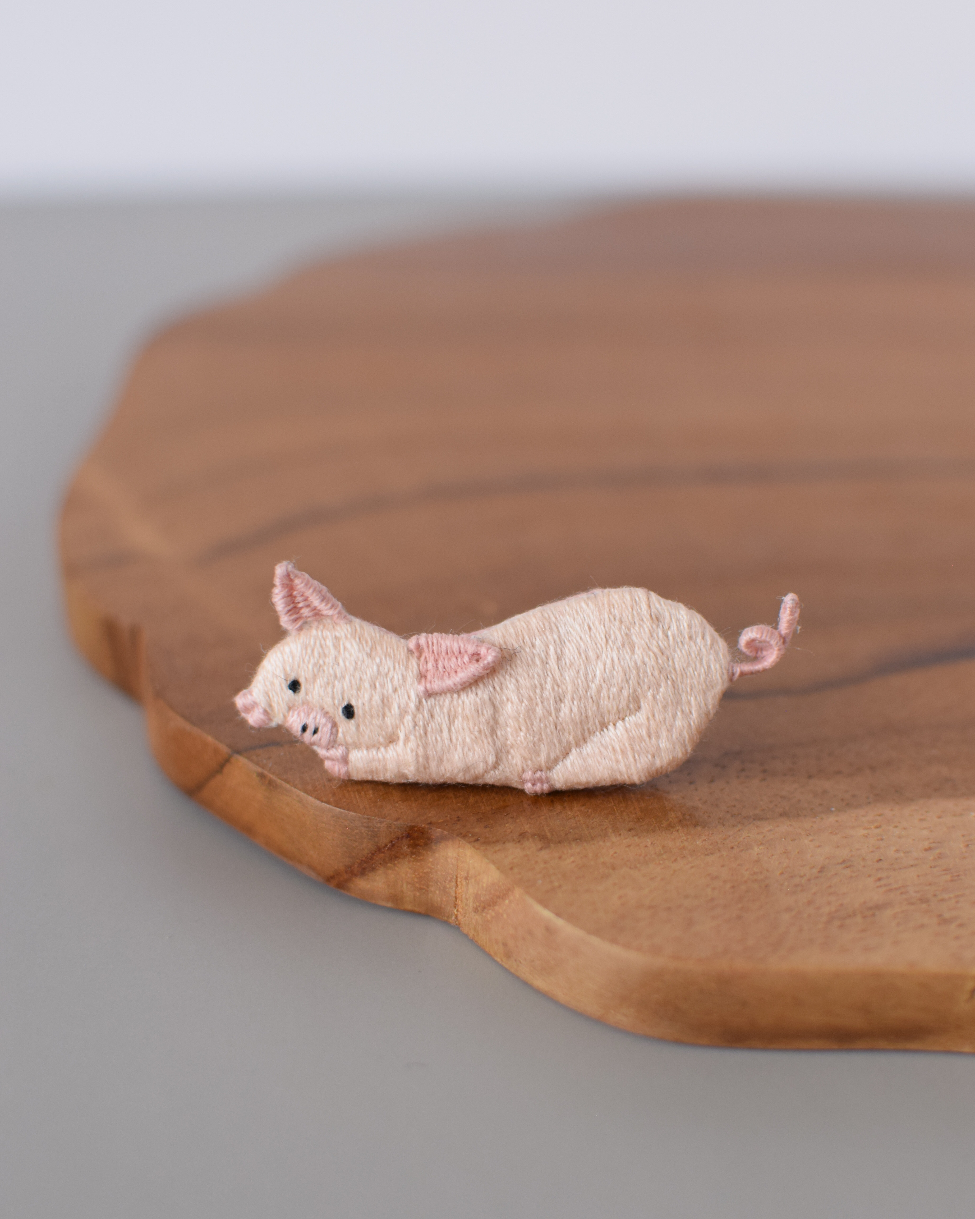 こぶたの手刺繍ブローチ
