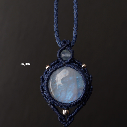 宝石質レインボームーンストーン（ホワイトラブラドライト）のマクラメ